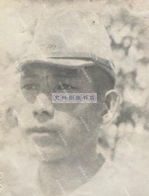 【新乡史料】1942年夏 河南省新乡县城北郊余寨（今新乡市牧野区玉河村）“大日本化学战队司令部”内的日军第35师团化学战教育队第1作业班作业手 原版老照片一枚（日军第35师团化学战教育队，通称“作业队”，队长由伊藤少尉担任，该作业队的基础训练包括渡河、架桥、山岳攀登、探雷和排雷、制作火药及爆破作业、构筑阵地、攻击碉堡、使用火焰喷射器处理碉堡、毒气攻击等。）