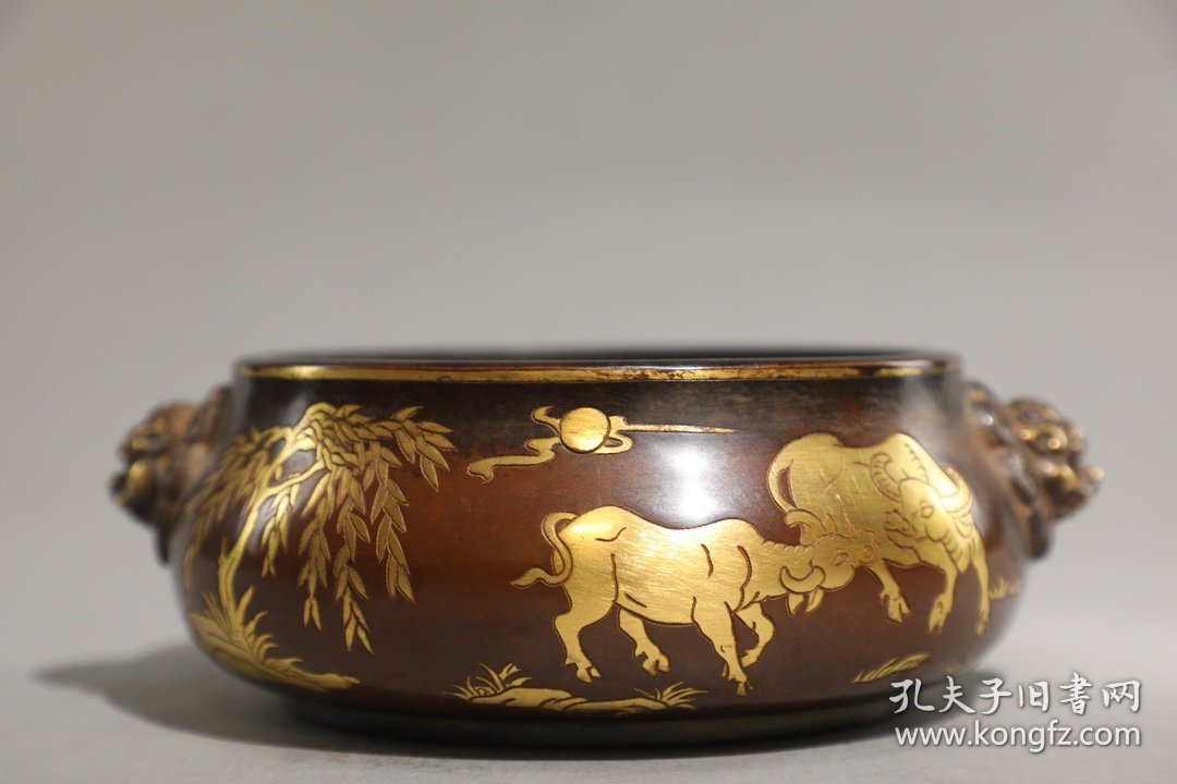 明 铜胎鎏金二牛图狮首耳炉
