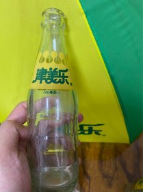 津美乐饮料周边 极其罕见大全套尤其是天津80后 绝对不可能忘记的味道
我这个是1989年第一批津美乐的瓶子 上面有89年印记 那个时候 生产日期 没办法更改因为都是镶嵌在 瓶子上面的 绝对良心 后面的雨伞 是当年津美乐工厂员工的福利品 还有一些周边 我不想多介绍了 一目了然。懂得都懂。怀旧感一下子就上来了。
视频刚一发出。 （雨伞秒走了，五张票秒走了，三把尺秒走了。还秒走了两个瓶子）。价格私聊