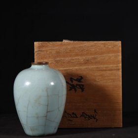 旧藏宋代官窑青釉“文款”小梅瓶
