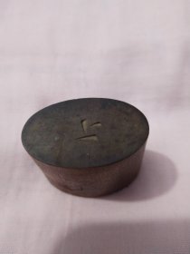 高密八景之一：东蒲荷香域地，高密县东蒲乡土地陈报办事处椭圆形梨木印章3.8*3.6厘米，高密八景之一的“东浦荷香”位于今高密市区东北十余千米处，古代曾是都泺湖泊的边缘，都泺，古称夷安潭、剧清池，又名养泽，是一个“周围四十里”的湖泊，东浦，即都泺的西部边缘，因其生长繁茂艳丽的芰荷而闻名，盛夏时节，东浦荷香的美景令人陶醉，荷叶田田，荷花竞放，香气四溢，形成了一幅清新美丽的画卷