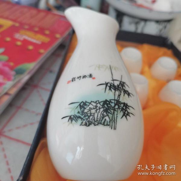 白釉青花景德镇瓷器酒具一套（涌潮竹影，一酒壶，六只酒杯）。如图。精美