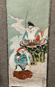 大黑天与惠比须 二位财神 日本回流绢本画心 真手绘品，画心纵105Cm横42Cm。 贴于一张纸本挂轴，轴全。 [五角星]一幅手绘，色彩丽，福财利，大黑立。 当画心出。 编号(HF238)