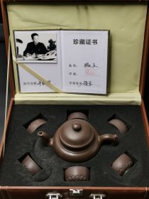 精品紫砂壶 套壶 顾景舟制 《掇只》一壶六杯 原矿紫砂泥制作，做工精细，礼盒包装珍藏，品相一流。