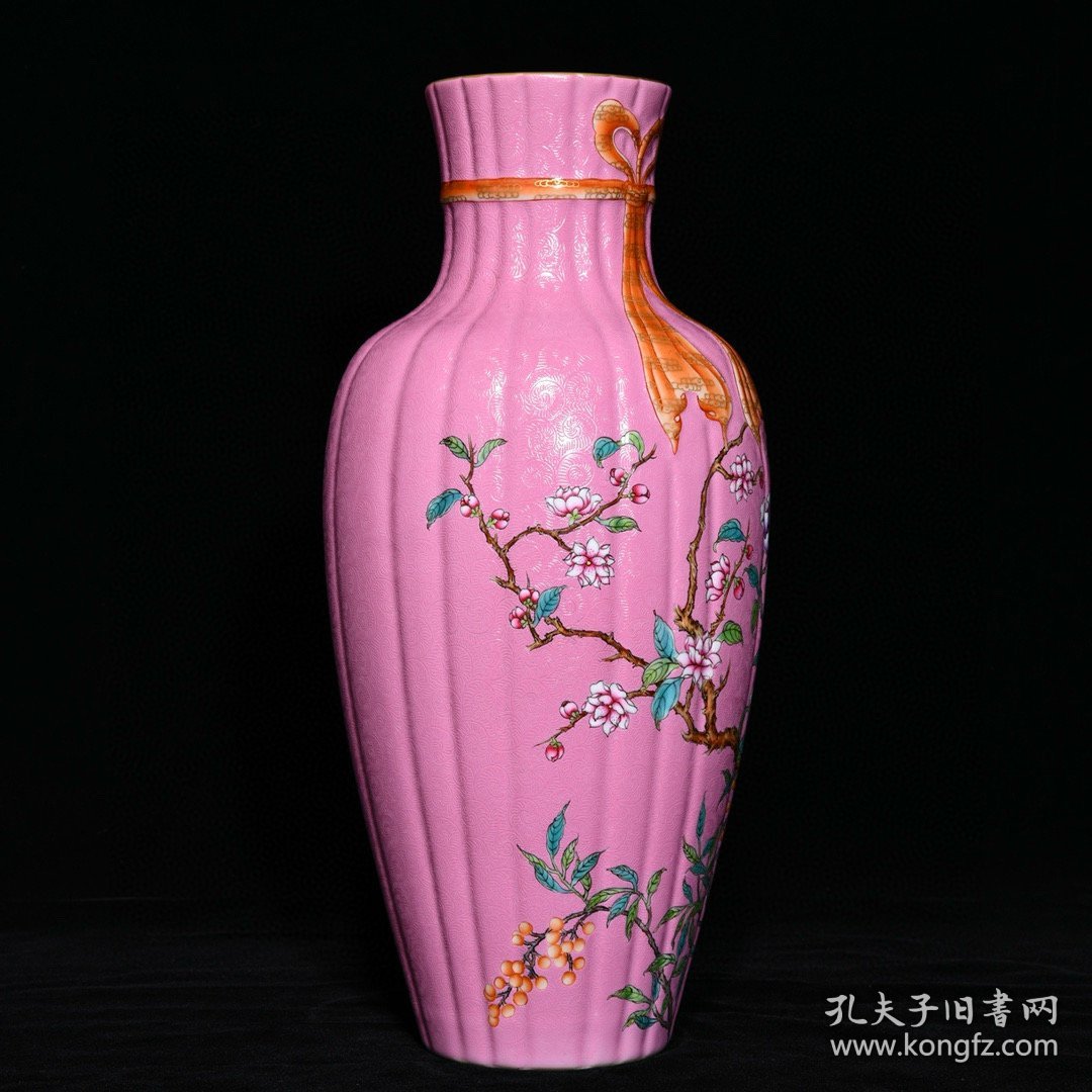 乾隆桃红地轧道粉彩花卉纹绶带瓜棱瓶，高33.8cm直径15.5cm
