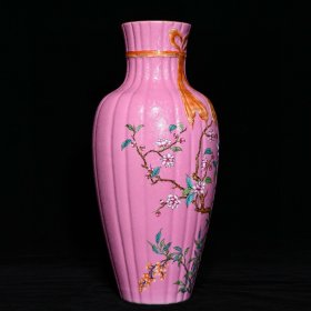 乾隆桃红地轧道粉彩花卉纹绶带瓜棱瓶,高33.8cm直径15.5cm