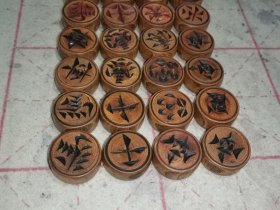 罕见漂亮的清代手工雕刻老象棋袖珍小象棋，精致典雅全套完好