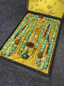 大清乾隆御制龙纹漆器盒内放翡翠朝珠 清代朝服上佩带的珠串。朝珠是清朝礼服的一种佩挂物，挂在颈项垂於胸前。朝珠共108颗，每27颗间穿入一粒大珠，大珠共四颗，称分珠，根据官品大小和地位高低﹐用珠和绦色都有区别。 盒子尺寸:长45.5cm，宽30.7cm，高5.5cm
