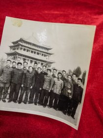 老照片——1965年甘肃省张掖县社教团检查组成员、在张掖工人俱乐部合影、后面是张掖钟楼、史料价值高！