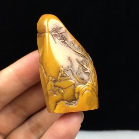 旧藏寿山石田黄石薄艺松下博弈闲章印章D007288 尺寸：45mm25mm18mm 重量：34克 旧藏精品寿山石印章，半丁款。取料上乘，质地细腻油润，薄艺雕刻，线条流畅，包浆老气。收藏佳品！实物更漂亮！