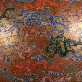 清乾隆年制金地粉彩百龙纹兽耳尊