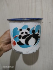 搪瓷缸熊猫图案建设牌。
