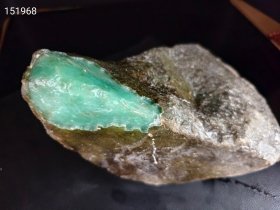 老皮苹果绿翡翠原石赌石，尺寸28/19/20，重12.6斤。 顺丰发货，不包邮运费到付！ 免责声明：【神仙难断寸玉，赌石高风险！不排除原石造假做假皮夹心任何可能，切涨切垮全凭眼力运气。 不可私自切磨开孔，不可改变商品原样，不支持7天退货，签收前不满意包退，一经签收即视为满意成交，是涨是垮是真是假都与本店无关。确定您不差钱玩得起再拍，不懂行规自动绕行。】以上声明将作为纠纷之法律依据。