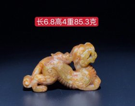 和田玉瑞兽摆件，玉质细腻，包浆厚重，沁色入骨，雕工精细，品相完美，细节如图！