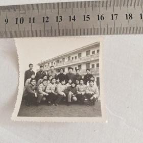 老照片:1978年东北某中学师生合影