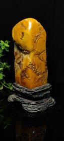 旧藏珍品，寿山石极品金田黄印章摆件 大清著名雕刻家【吴昌硕】之藏品 取材上乘田黄石，色泽温润如玉，机理细腻油润，质地纯净通透，工艺精湛一流，人物，树木，栩栩如生，惟妙惟肖，萝卜纹清晰可见，强光下呈现极品黄金宝石色，晶莹剔透，美轮美奂，包浆醇厚自然，实属收藏观赏珍品。 【品名】聚贤图 【尺寸】高19宽8 【重量】2200克