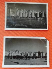 1954年游人在北京苏联展览馆（今北京展览馆）参观中苏友好协会举办的苏联文化及经济建设成就展览会照片2张