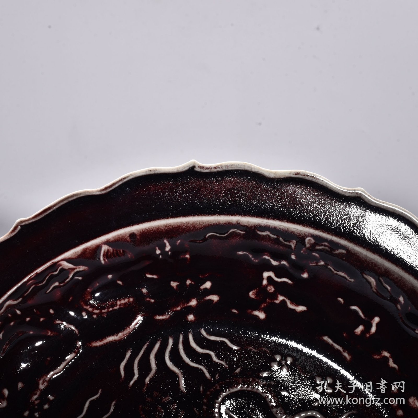 旧藏 元祭红釉雕刻云龙纹菱口折沿盘 高5厘米 宽34厘米