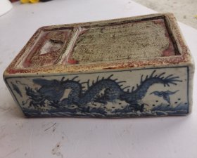 【明代瓷砚】金榜题名、状元及弟瓷砚，大明萬曆年製款青花龍纹圖 金榜题名 状元及第 字瓷砚台，一流品相，保老保真保到代，珍贵的大开門明代万历年制瓷砚珍品。尺寸：长17.5㎝，宽10cm，高6cm。珍品。保真保老保到代，赠送给考上大学的学子是最佳礼物，是永久可升值的财富！