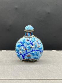 H010金属胎烧蓝花卉纹鼻烟壶，壶底有CHINA字样，品相请参考所附照片。