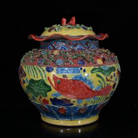 大明永乐珐化彩雕刻捏花鱼藻纹荷叶盖罐