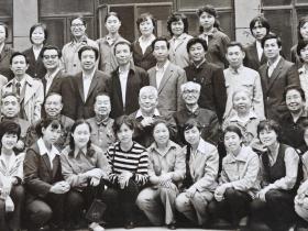 1985年5月 鲁迅艺术学院开学典礼 师生合影照片一张（其中有萧军、牛汉等）少见 298