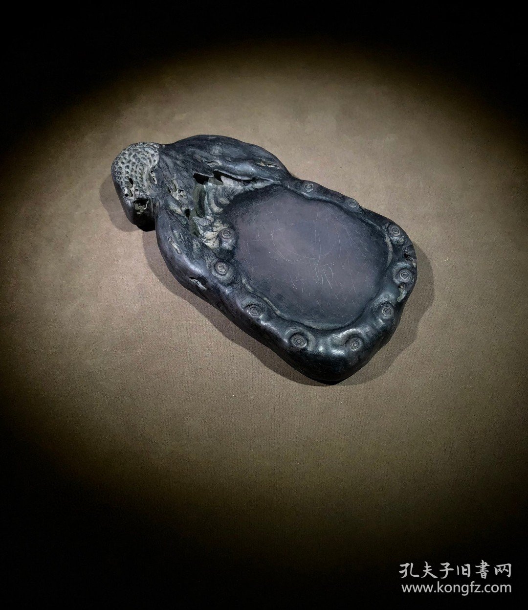 端砚，立体满工雕刻荷叶，雕刻精细逼真，维妙维肖栩栩如生。砚堂天然鱼脑冻、火捺。砚背部落款：黄任。砚长16.6厘米，宽9厘米，厚2.6厘米