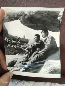 黑白照片仙人洞旁兄弟两人