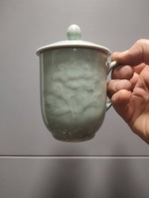 龙泉窑青瓷浮雕花卉茶杯
