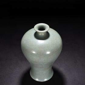 宋官窑青瓷梅瓶
高31厘米       宽20厘米