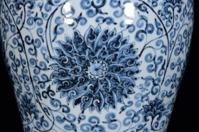 明洪武年蕃莲纹梅瓶40*23厘米