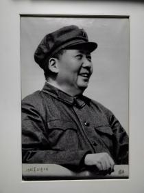 著名新闻摄影家蒋铎先生签名版摄影作品，毛主席在天安门城楼上銀盐老照片，卡纸尺寸：75×55厘米