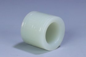 晚清 和田玉吉祥如意纹扳指。 规格:3.1*3.4*2.2cm 重47g