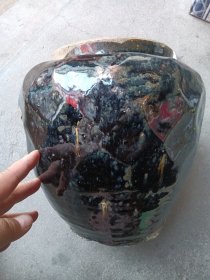 磁州窑黑釉大罐子，年代元，有磕碰和窑粘，介意者勿拍。运费到付，不包邮，注意：运费到付，不包邮。