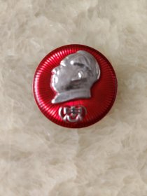 毛泽东纪念章（正面忠，背面庆祝部革委会成立1968年9月）4.3×4.3cm。