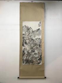 国画 徐隆先生山水画 立轴 原装原裱 徐隆，1969年1月生于山东枣庄，中国美术家协会会员，中国国家画院卢禹舜工作室画家，枣庄市群众艺术馆馆长，枣庄市非物质文化遗产保护中心主任，枣庄市有突出贡献中青年专家，山东省富民兴鲁五一劳动奖章获得者。代表作品《神遇敦煌》系列。