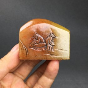旧藏精品篆刻印章闲章D007350 尺寸：46mm39mm26mm 重量：98克 旧藏精品篆刻印章闲章，福厂款。取料上乘，包浆老气，线条流畅，质地细腻油润，收藏佳品！实物更漂亮！
