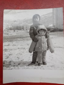 1970年代《老照片》小哥俩在雪景里