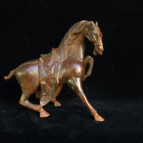 纯铜马，高18厘米，宽8厘米，长20厘米，重1650克