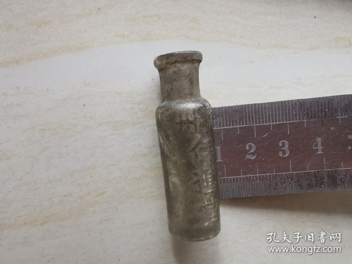 民国玻璃老药瓶  广州仁道堂灵芝油   保存完好品相如图  底直径1.6厘米  高5.2厘米