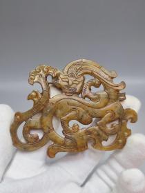 清，螭龙古玉。佩玉被赋予丰富的道德和精神内涵，彰显美德，体现修养，规范行为。君子必佩玉。