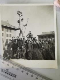 1959知识分子在（似大连）大学校园里大跃进炼钢工人高举1000数值的雕塑前留影
