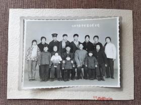 老照片收藏——七五年幸福的大家庭，很有时代意义。照片尺寸:14.4*10.5cm。