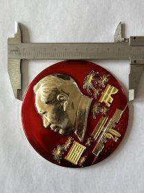 一九六九年【国庆 多彩礼花 夜光像章】共和国成立20周年纪念章1949–1969年，工艺非常漂亮，4种颜色的花瓣9朵花，代表49年中华人民共和国成立，国庆、20、花蕊都是夜光的，晚上看非常漂亮，直径:10.1厘米，代表10月1日国庆节，精心设计的非常完美，精工细作，保老保真、非常少见难得！