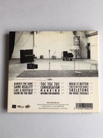 欧美版CD/Nkaké《NothingForGranted》Sandra Nkaké的演唱风格融合了摇滚的能量、流行的感觉、爵士的精神和不可抗拒的节奏，她的声音充满了自由的声音，仿佛在呼唤自由‌。 专辑中的音乐受到了20世纪60年代歌曲和cult电影配乐的影响，具有复古未来主义的氛围‌。