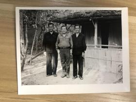 西哈努克亲王到前线看望坚持游击战的领导人：1973年新华社记者拍摄，定名为《在一起的喜悦》：胡荣先生、西哈努克亲王和荣成先生（购照片送《西哈努克回忆录》）