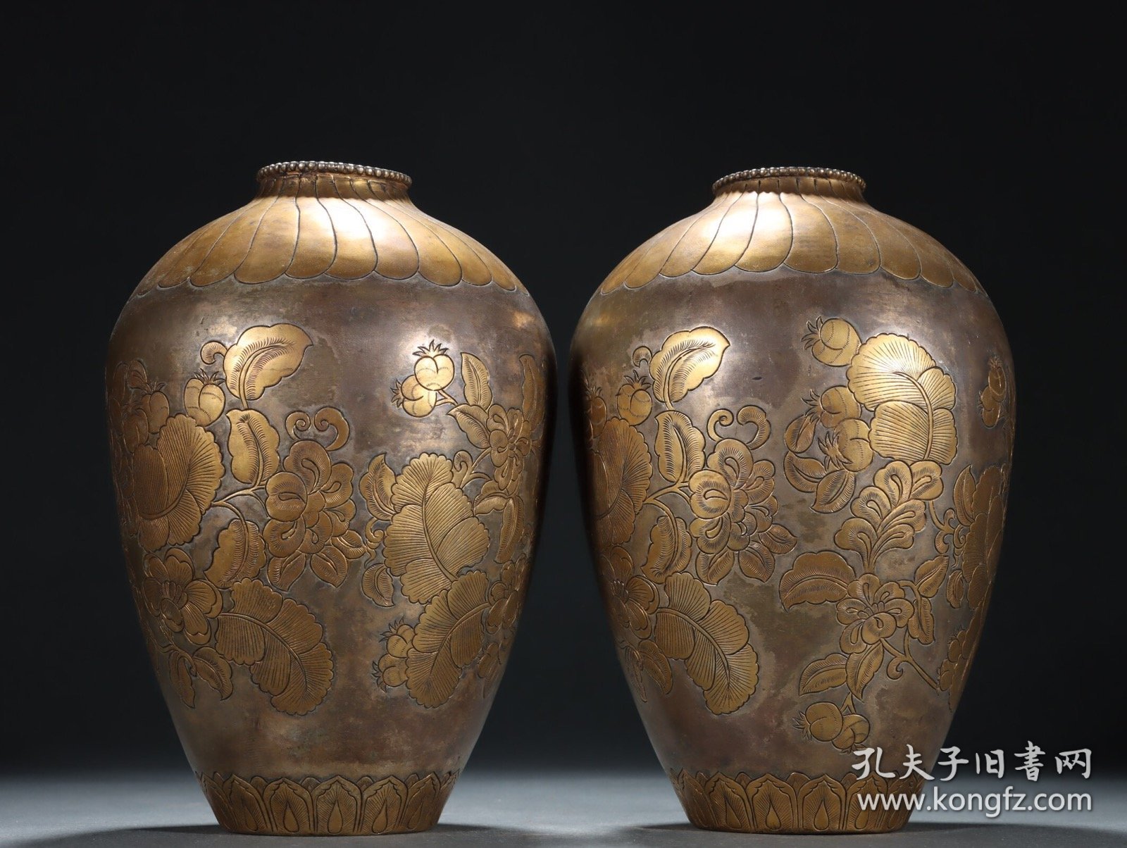 旧藏 铜鎏金花卉纹瓶一对。
规格：高18.5㎝宽12㎝单重579g