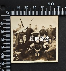 民国励众学校远足对人员合影老照片