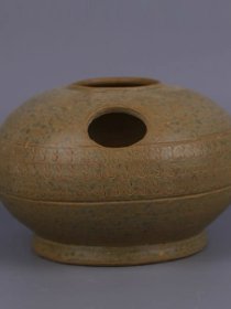越窑原始青瓷镂空纹罐子