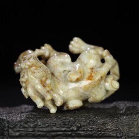 旧藏 和田玉子母兽摆件,玉质细腻油润,包浆老道,,尺寸 高 5.4厘米,长 8.8厘米,宽 5.8厘米,重 214.5克!